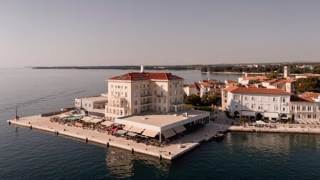 BO Hotel Palazzo Poreč: Wo die Adria Geschichten am Meer erzählt Das BO Hotel Palazzo in erster Meereslage im historischen Stadtkern von Poreč, Istrien.